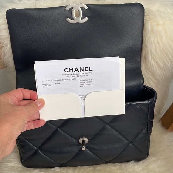 CHANEL Large 19 flap bag. - Picture 10 of 16